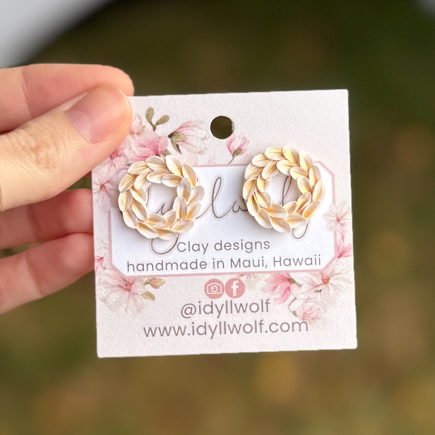 Golden wreath studs