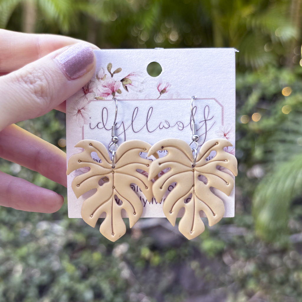 Tan monstera